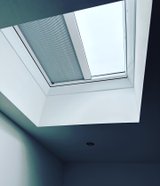 Dachfenster im kleinen Schlafzimmer