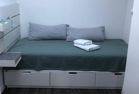 Kleines Schlafzimmer mit Bett